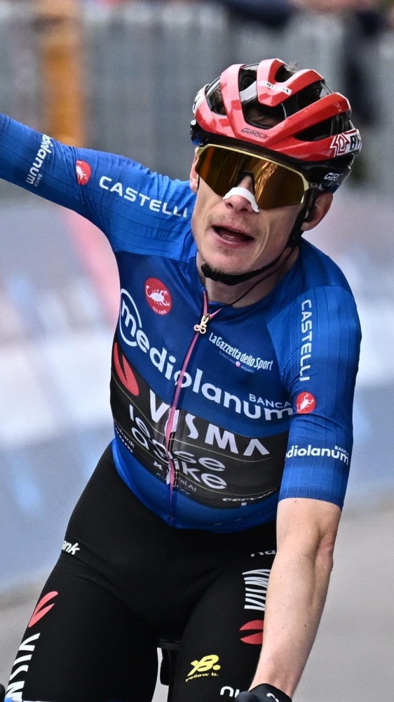 GIRO D’ITALIA, VINGEGAARD VINCE ANCHE A CORNO ALLE SCALE, IN DIFFICOLTÀ PELLIZZARI