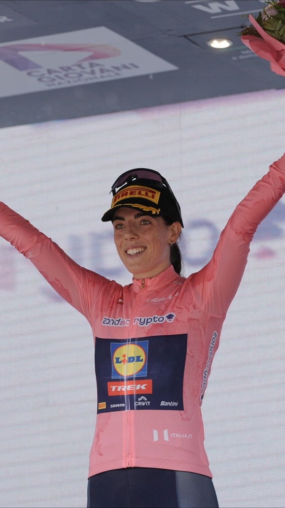 Giro d’Italia Women 2025, Anna Henderson domina la seconda tappa e veste la maglia rosa