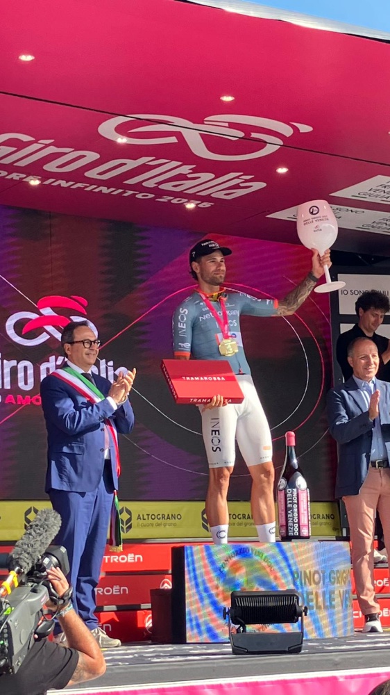 Giro, Filippo Ganna stravince la cronometro, Eulalio conserva la maglia rosa - 