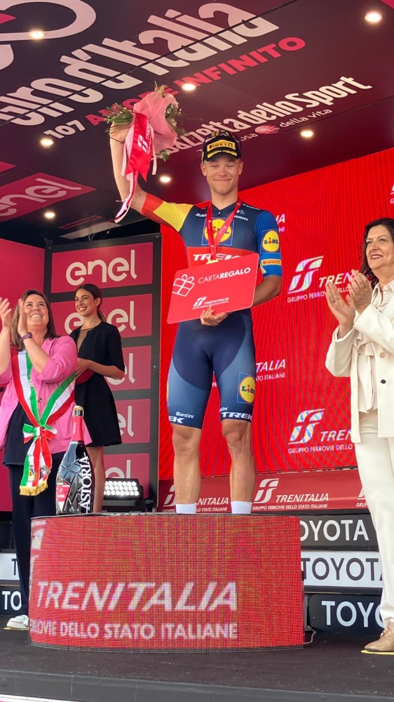 Giro, Jonathan Milan vince in volata a Francavilla al mare