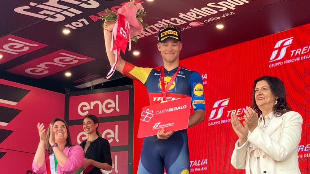 Giro, Jonathan Milan vince in volata a Francavilla al mare