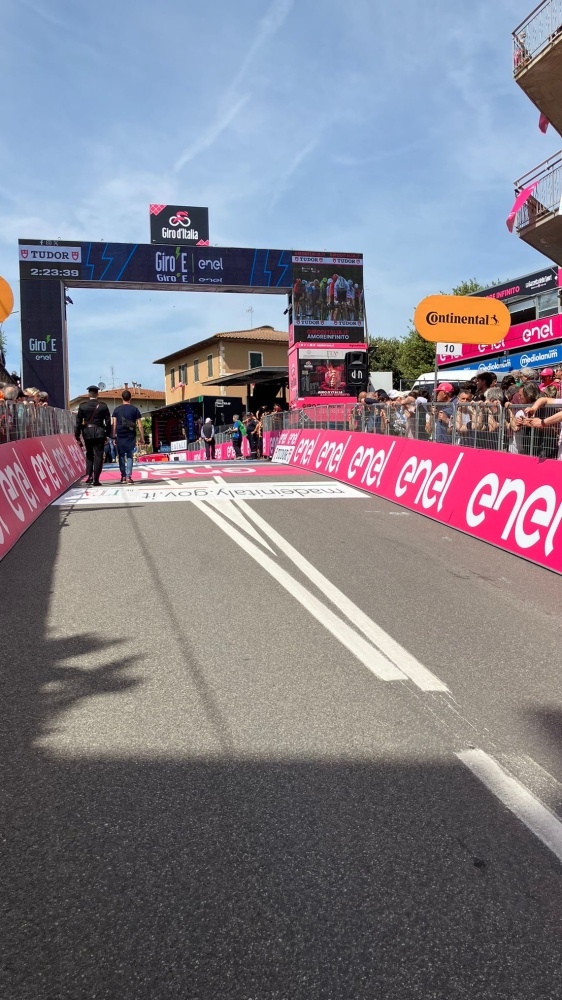 Giro, lo spagnolo Pelajo Sanchez vince la tappa con lo sterrato