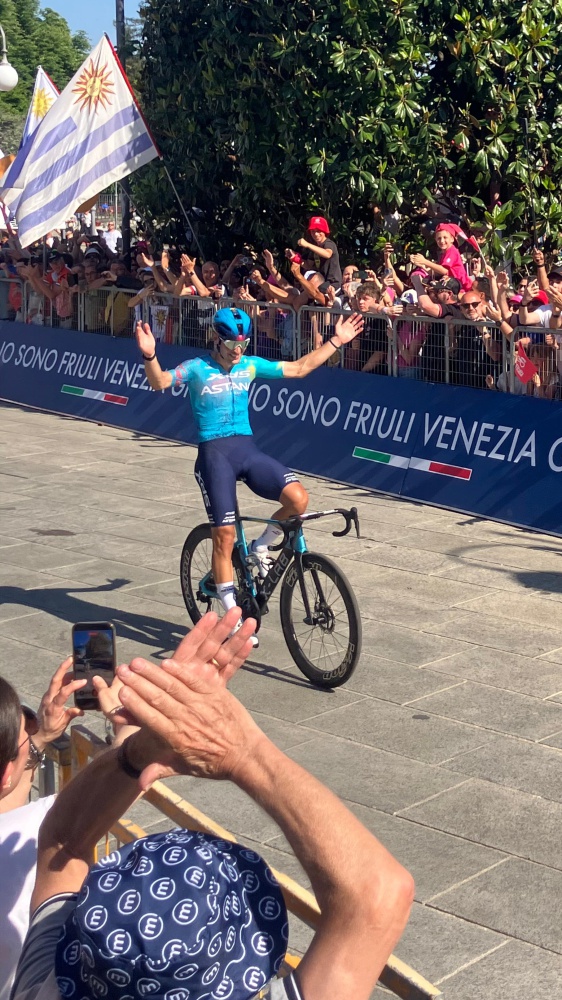 Giro, vittoria italiana a Verbania, sul lago trionfa Alberto Bettiol