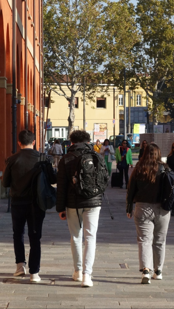 Gli adolescenti italiani tra baby gang, bullismo e dipendenze