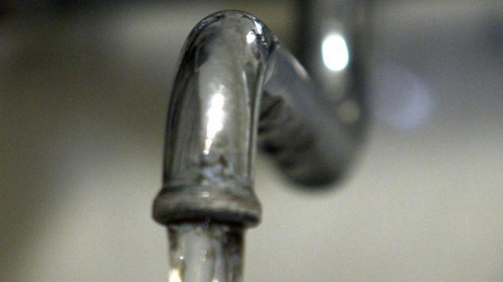 Gli italiani hanno riscoperto l’acqua del rubinetto durante la pandemia, il consumo è salito del 13,5%