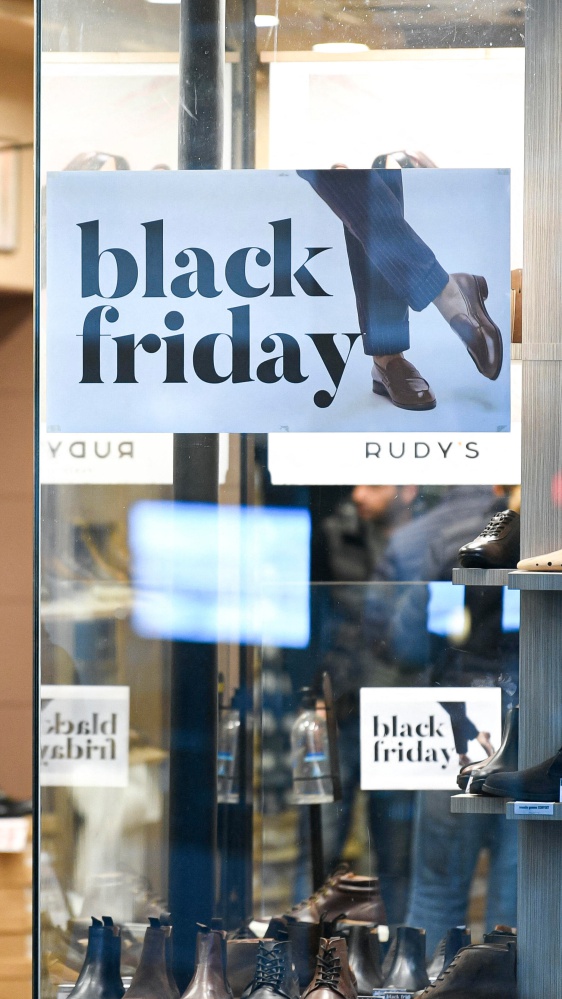 Gli sconti del Black Friday, gli americani hanno speso finora 990 miliardi per feste, anche in Italia è caccia all’acquisto