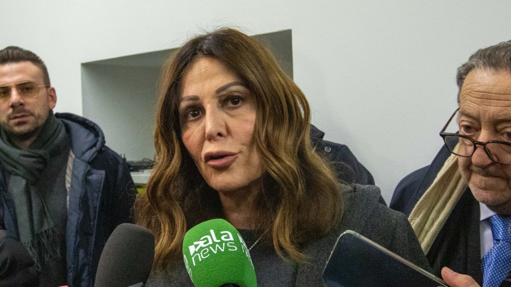 Governo, il ministro Daniela Santanché rinviata a giudizio per falso in bilancio. Le opposizioni: “Dimissioni”