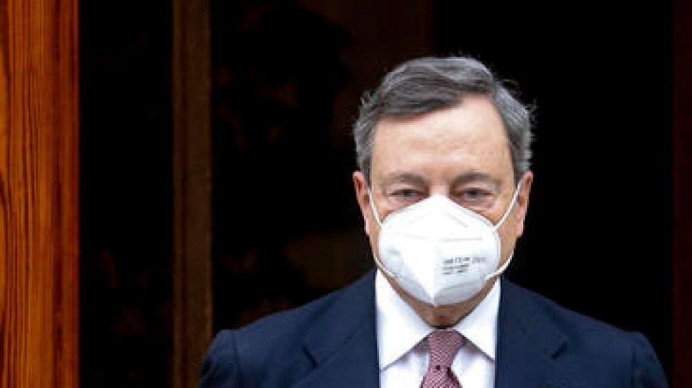 Governo, il premier Draghi bacchetta i no-vax, mantiene ‘aperta’ la scuola e non parla del Quirinale