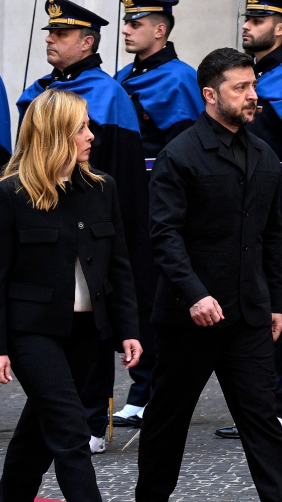 Governo, Meloni vede Zelensky a Palazzo Chigi: “Non si fa a meno degli Usa”. Lui: “Sempre pronto alle elezioni”