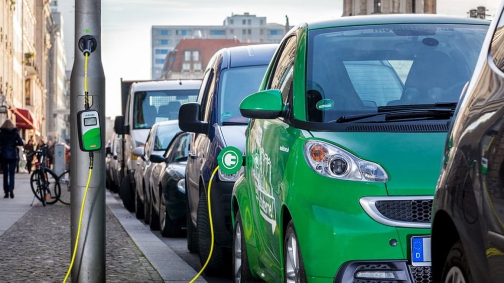 Gran Bretagna, dal 2030 stop alle vendite di auto a benzina e diesel, primo passo per il piano emissioni zero entro il 2050