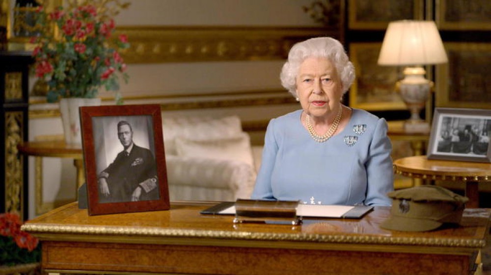 Gran Bretagna, la Regina Elisabetta e Kate Middleton sfidano Harry e Meghan in tv