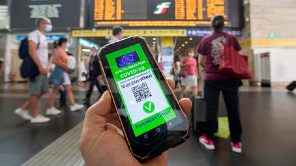 Green pass, da settembre obbligatorio per il personale scolastico e gli universitari. Necessario il pass per i trasporti a lunga percorrenza