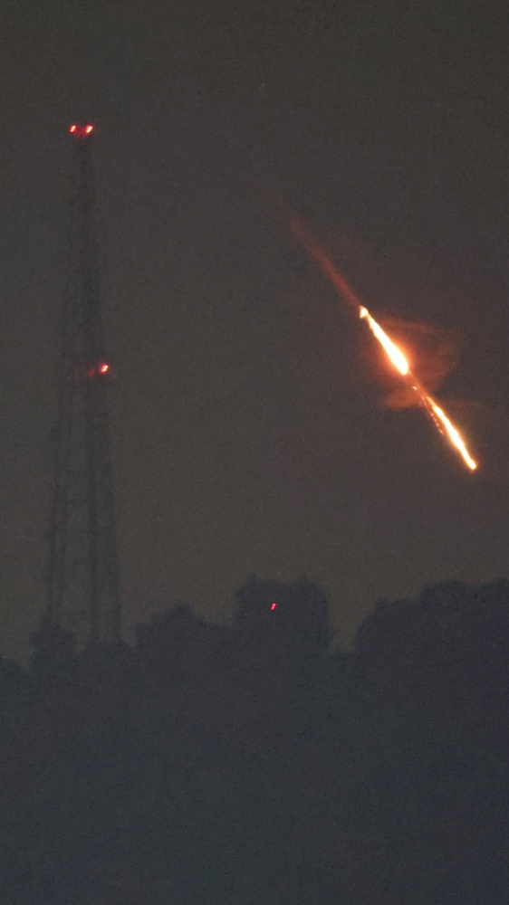 Guerra, nuovi attacchi sui paesi del Golfo, mentre Trump annuncia la fine del conflitto. L'asse con Putin