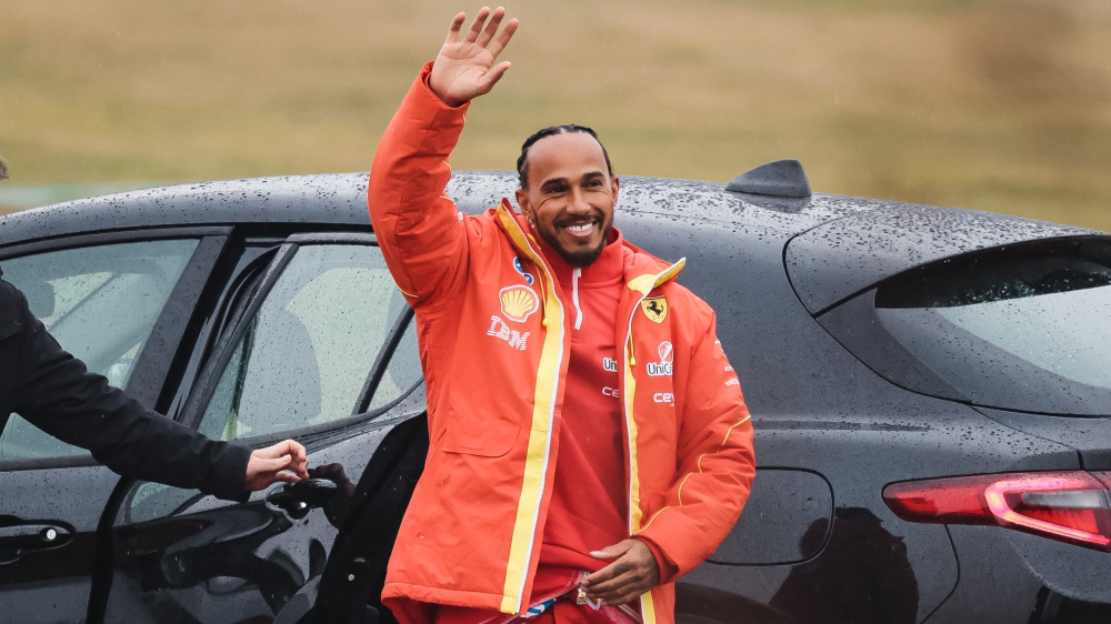 Hamilton e Ferrari, i numeri del fenomeno sportivo del momento: dai social network agli aspetti economici, quali le conseguenze del trasferimento del pilota britannico?