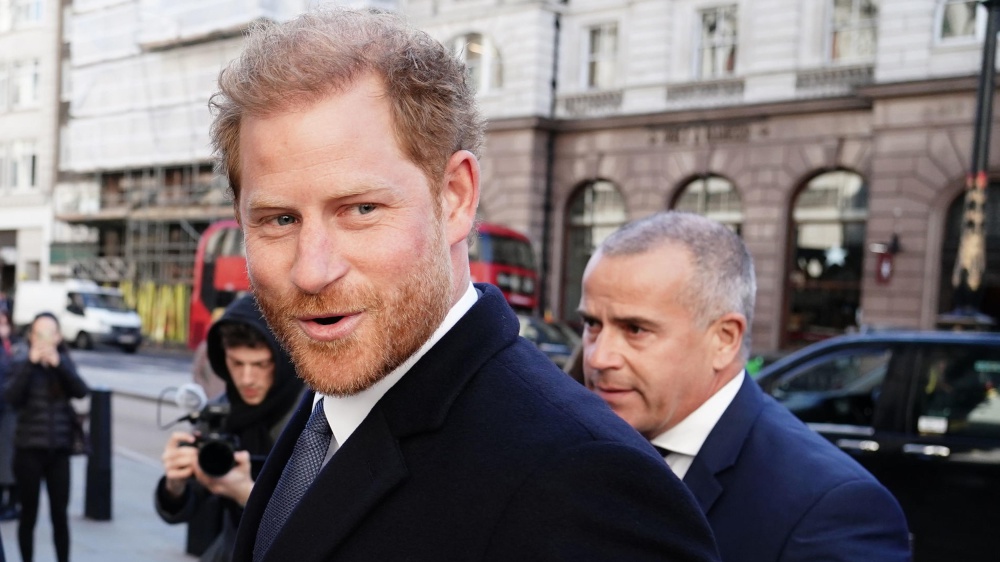 Il principe Harry torna a sorpresa a Londra. La causa contro i tabloid ad un mese dall'incoronazione di Carlo III