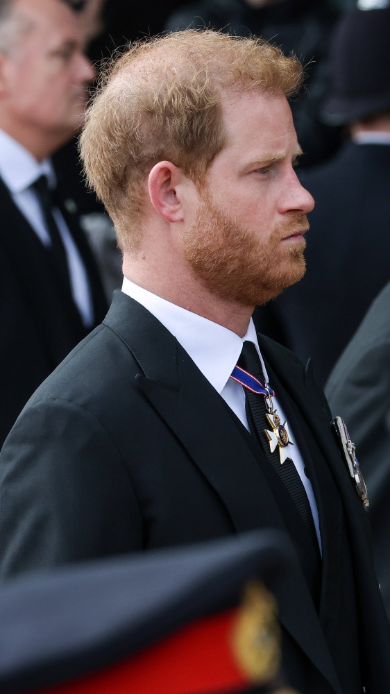 Harry resta senza scorta, ma ha un desiderio: quello di riconciliarsi con la famiglia, secca replica di Buckingham Palace