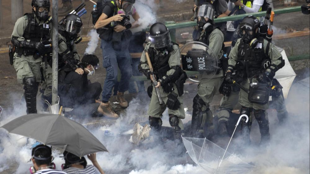Hong Kong, polizia a studenti Politecnico, arrendetevi