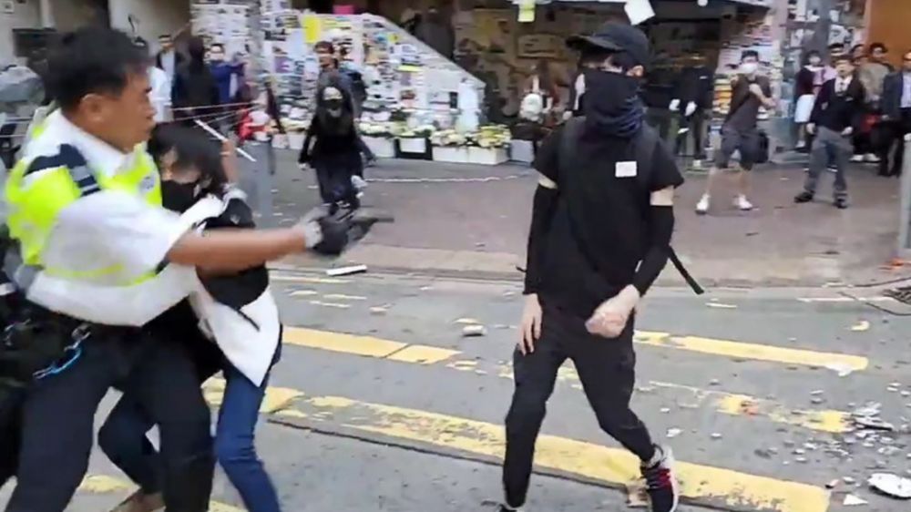 Hong Kong, polizia spara e ferisce due manifestanti, 21enne operato d'urgenza