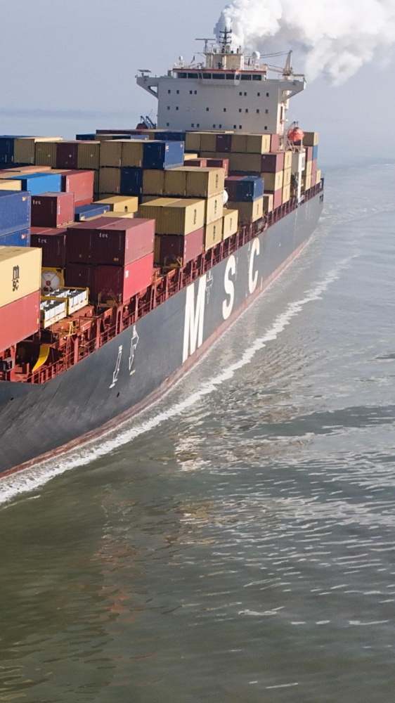 Hormuz è meno stretto, riaperto il traffico commerciale per il cessate il fuoco in Libano