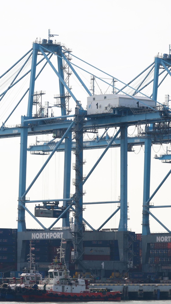 Hormuz, Trump: "ho dato l'ordine di distruggere i posamine". In bilico i colloqui di venerdì a Islamabad