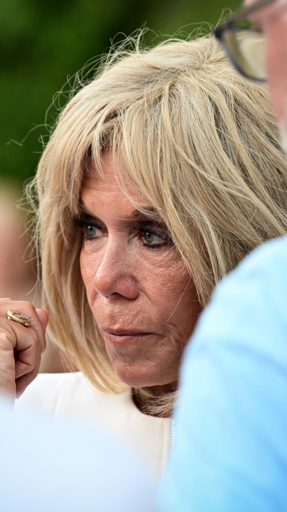 I coniugi Macron pronti alla causa per diffamazione contro Candace Owens sul dubbio che Brigitte non sia donna