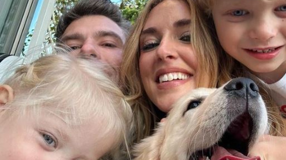 I Ferragnez danno il benvenuto in famiglia a Paloma, selfie di rito che diventa virale