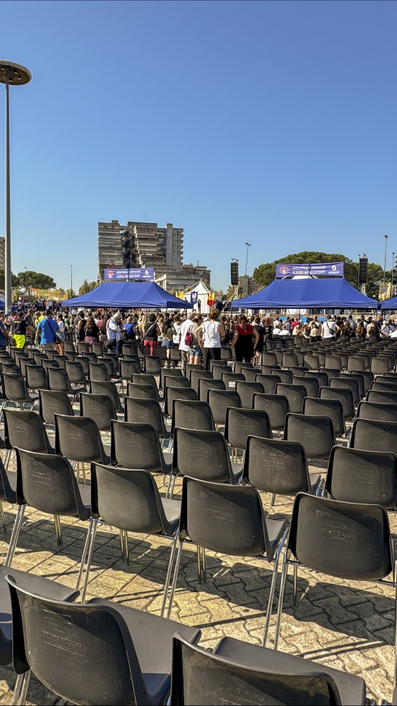 I funerali delle vittime di Scampia. nell'omelia richiamo alle istituzioni. Molte sedie vuote per protesta