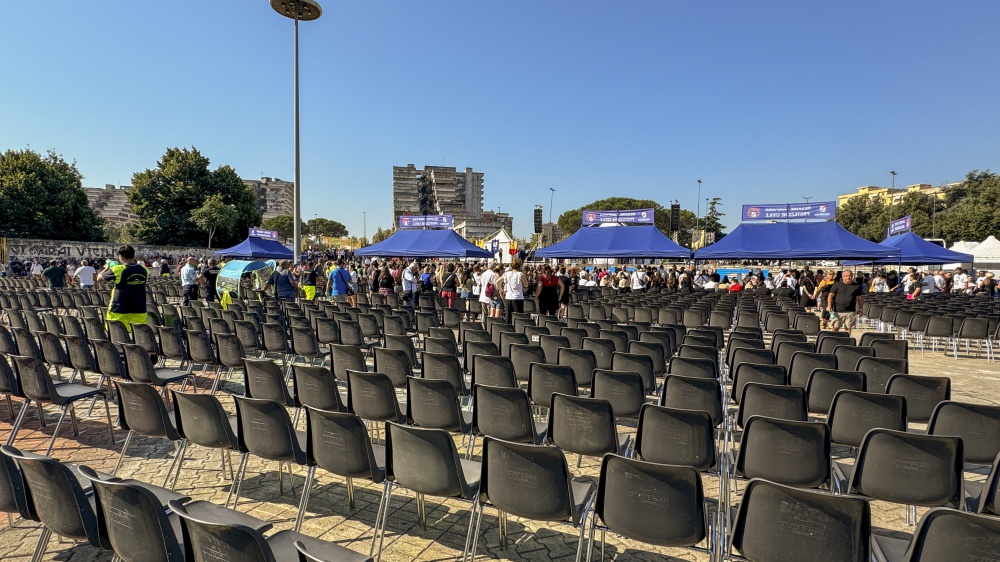 I funerali delle vittime di Scampia. nell'omelia richiamo alle istituzioni. Molte sedie vuote per protesta