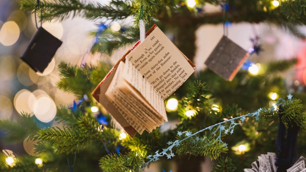 I libri più interessanti della settimana, tra “Il grande libro delle storie di Natale” a “Una favola” e “Il tempo delle volpi”