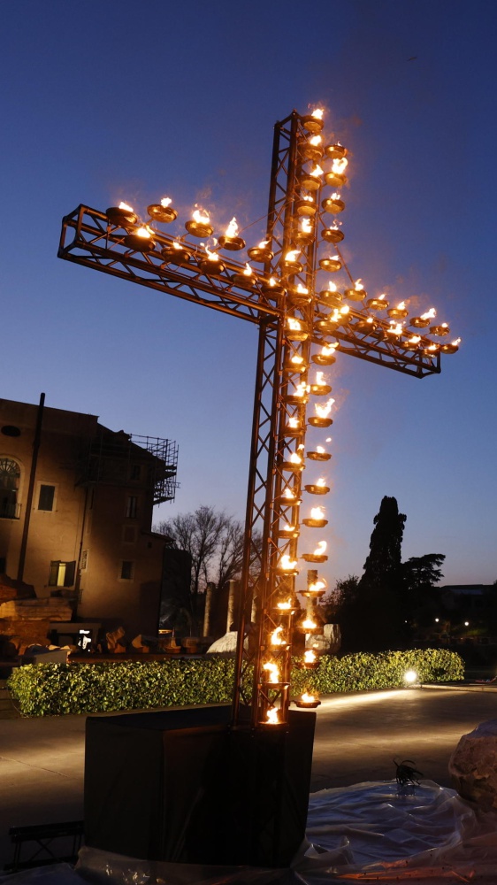 I riti della Pasqua Cattolica, alla Via Crucis al Colosseo, il Papa porta la Croce di legno per tutte le 14 stazioni