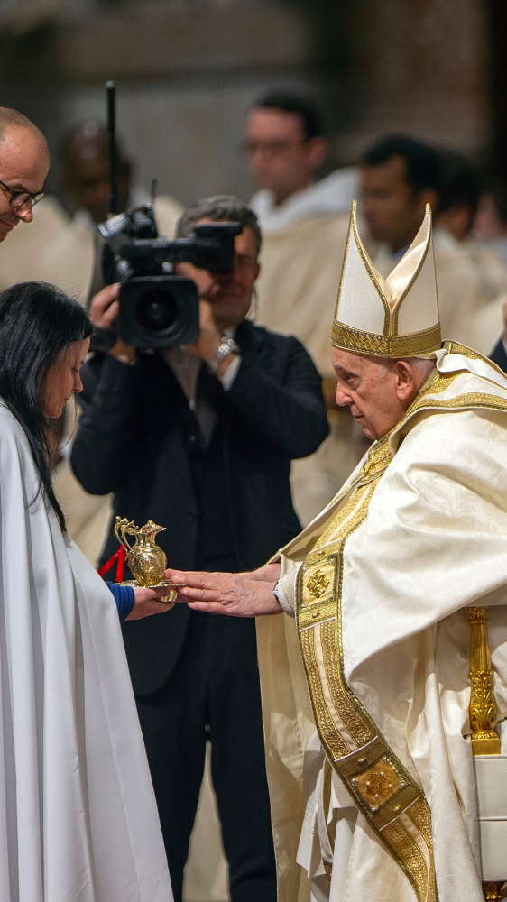 I riti della Pasqua, Papa Francesco in San Pietro per la Veglia Pasquale, odio e guerre i nostri macigni