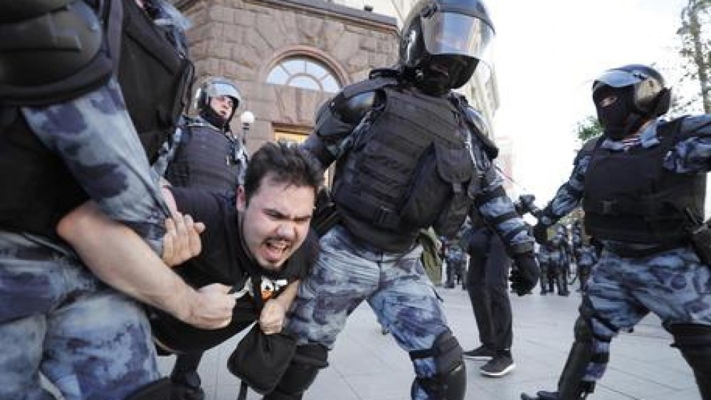 I russi in piazza contro la guerra, le manifestazioni represse dalla polizia, oltre 15mila gli arresti