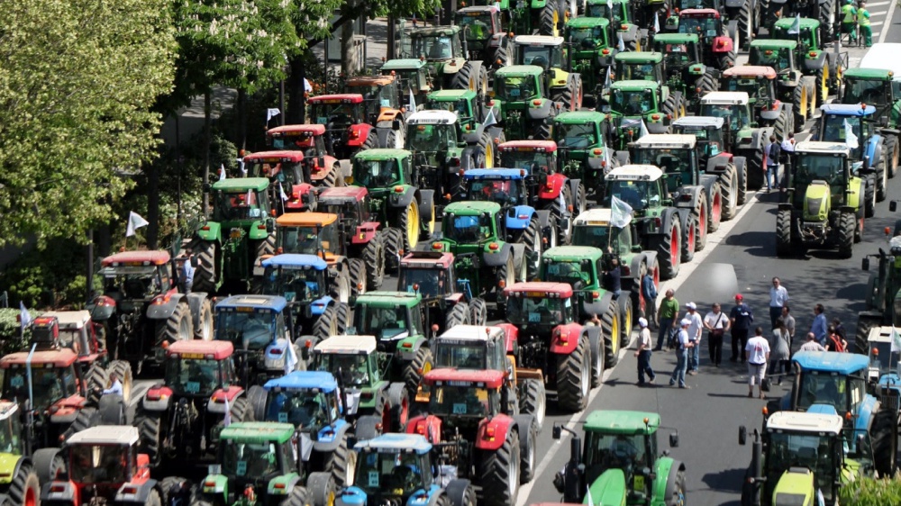 I trattori assediano l'Ue, la protesta arriva in Spagna. Bruxelles, in arrivo nuove misure per agricoltori