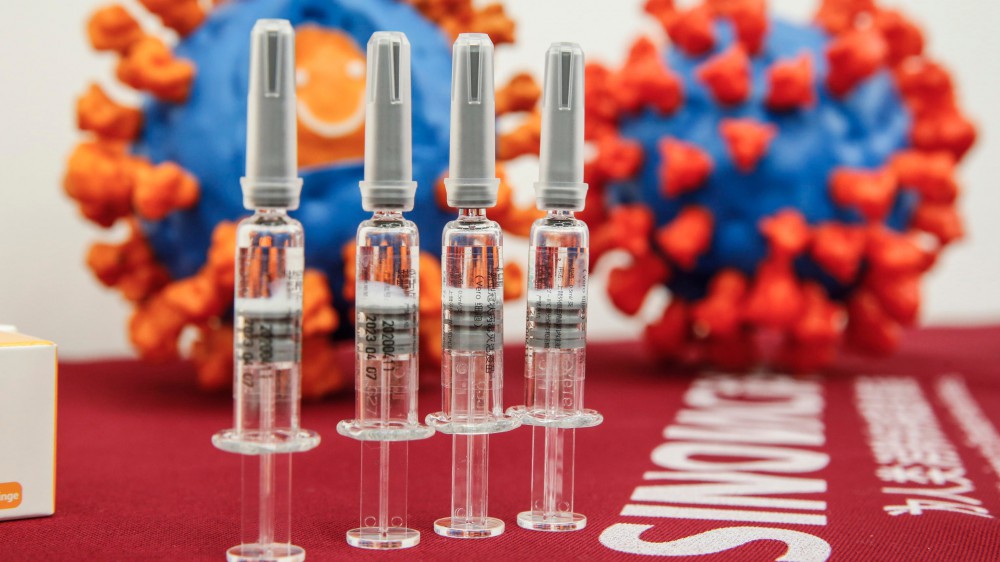I vaccini contro il coronavirus sono in arrivo ma un italiano su sei non lo farà
