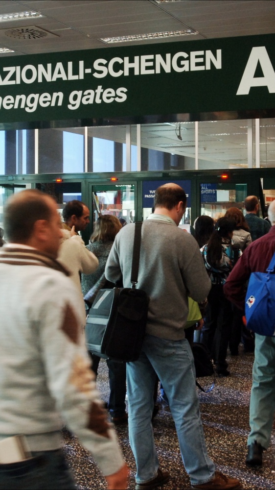 I viaggi in aereo. Da oggi le nuove regole sui liquidi nei bagagli a mano: fino a 2 litri per singolo contenitore