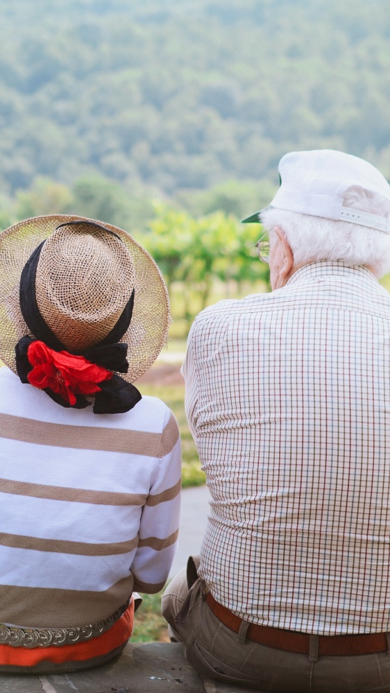 Il 47% dei pensionati aiuta regolarmente figli e nipoti, ecco cosa emerge dal 2° rapporto Censis