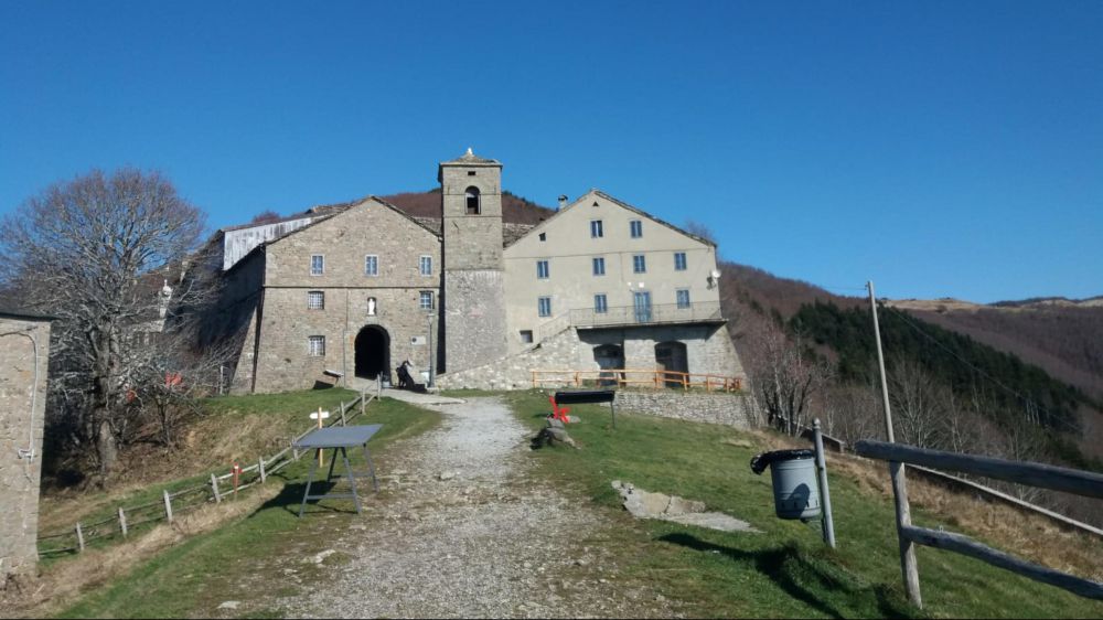 Il bar al confine, metà in zona gialla, in Emilia Romagna, e l'altra metà in zona arancione, in Toscana