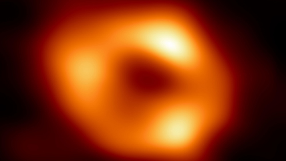 Il buco nero al centro della Via Lattea esiste, un’immagine lo prova, la scoperta grazie anche agli astrofisici italiani