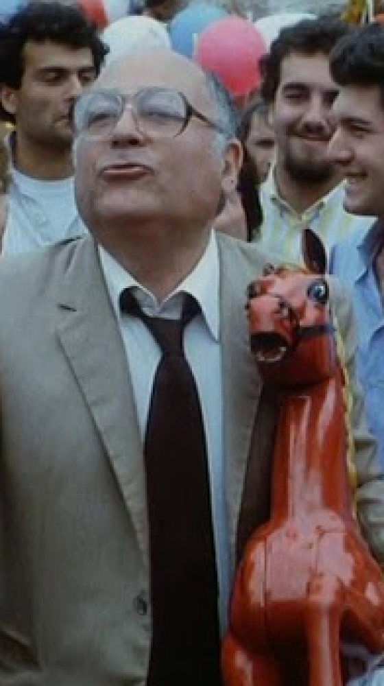 Il cavalluccio rosso di Luciano De Crescenzo riprodotto su costumi e cravatte, l'omaggio al celebre filosofo pop