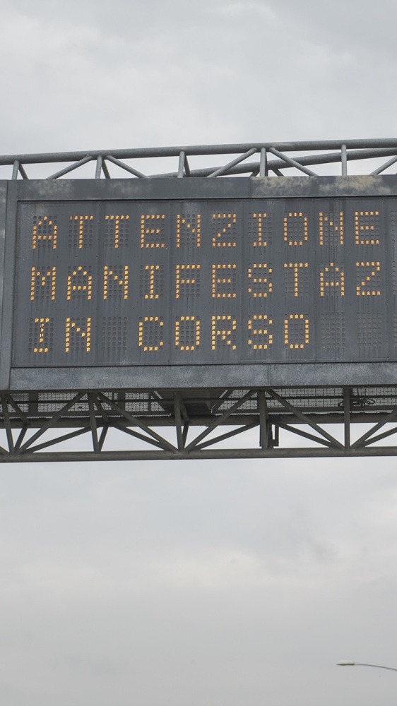 Il corteo dei metalmeccanici invade la tangenziale di Bologna, traffico paralizzato
