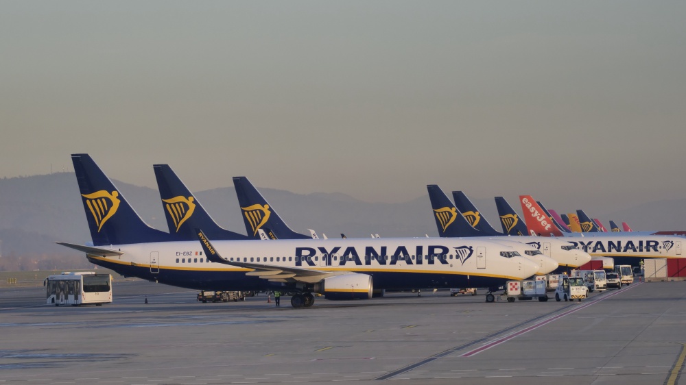 Il Covid ha affossato il trasporto aereo, nel 2020 - 72,5% di passeggeri in Italia; ora si prova a ripartire