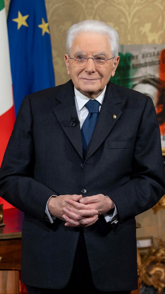 Il discorso di fine anno di Mattarella. La pace, la Repubblica mosaico che impegna ciascuno e ai giovani dice "non rassegnatevi"