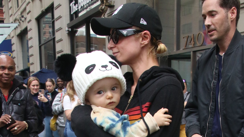 Il figlio di 9 mesi di Paris Hilton vittima di bodyshaming sui social