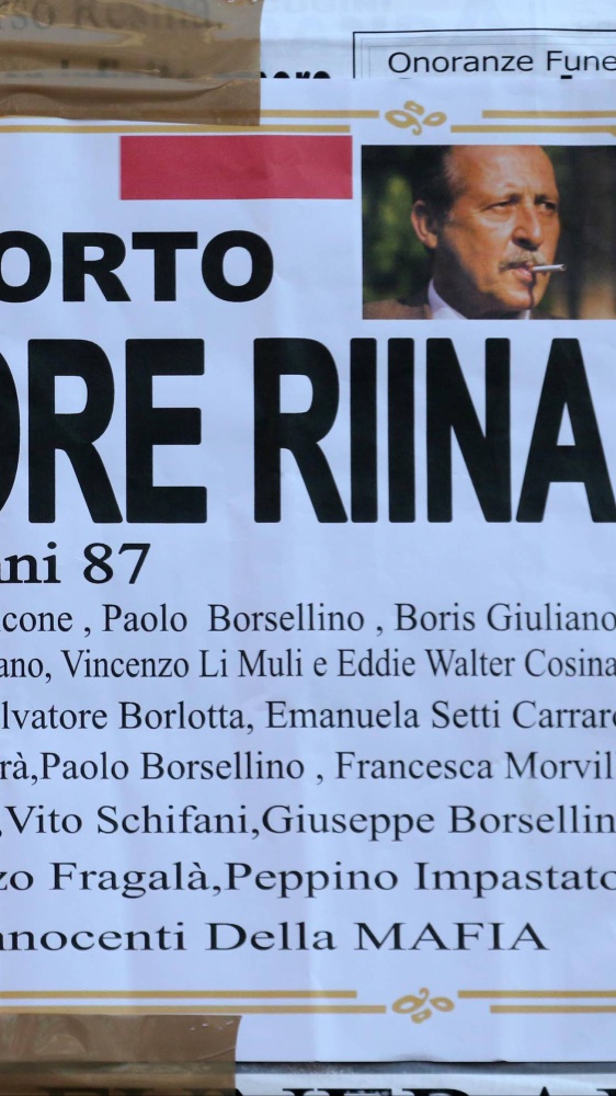 Il figlio di Totò Riina ricorda sui social il papà: "Vivrà sempre in e con noi". Tra i commenti anche apprezzamenti ed elogi per il boss mafioso