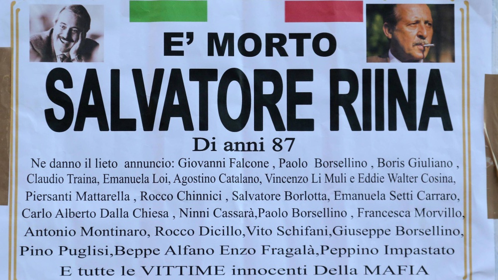 Il figlio di Totò Riina ricorda sui social il papà: "Vivrà sempre in e con noi". Tra i commenti anche apprezzamenti ed elogi per il boss mafioso