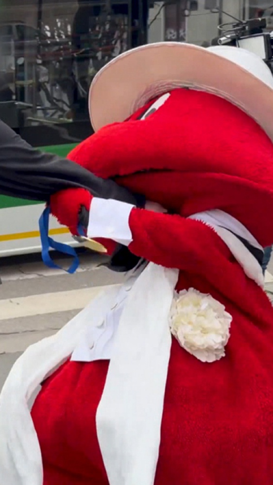 Il Gabibbo è stato aggredito: ecco cosa è successo alla mascotte di Striscia la notizia