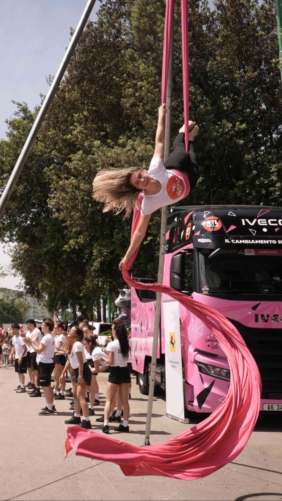 Il Giro d'Italia a Caivano, iniziativa sociale nel giorno di riposo