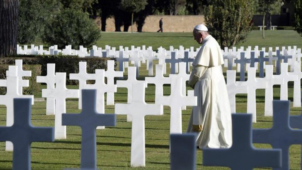 Il grido di Papa Francesco al cimitero militare francese “Fermatevi fabbricatori di armi”. Ma sale anche una polemica