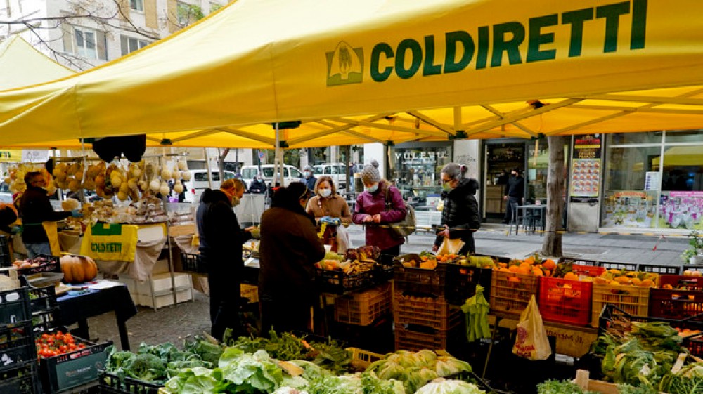 Il Made in Italy sempre più copiato al mondo, il falso agroalimentare vale oltre 100 miliardi secondo Coldiretti