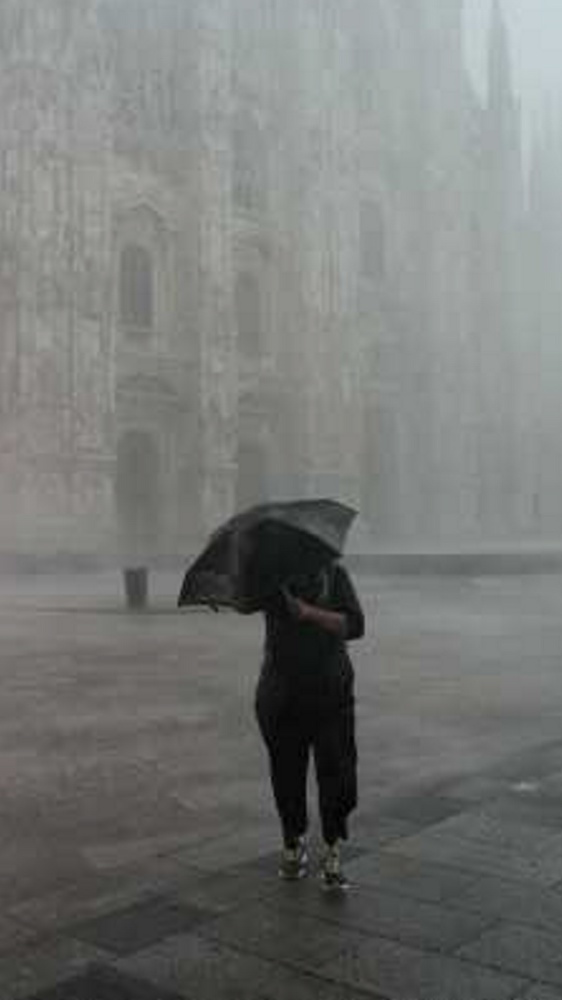 Il maltempo colpisce il Nord Italia, nubifragio nel Milanese, una vittima e due feriti, il Sud soffoca per il caldo